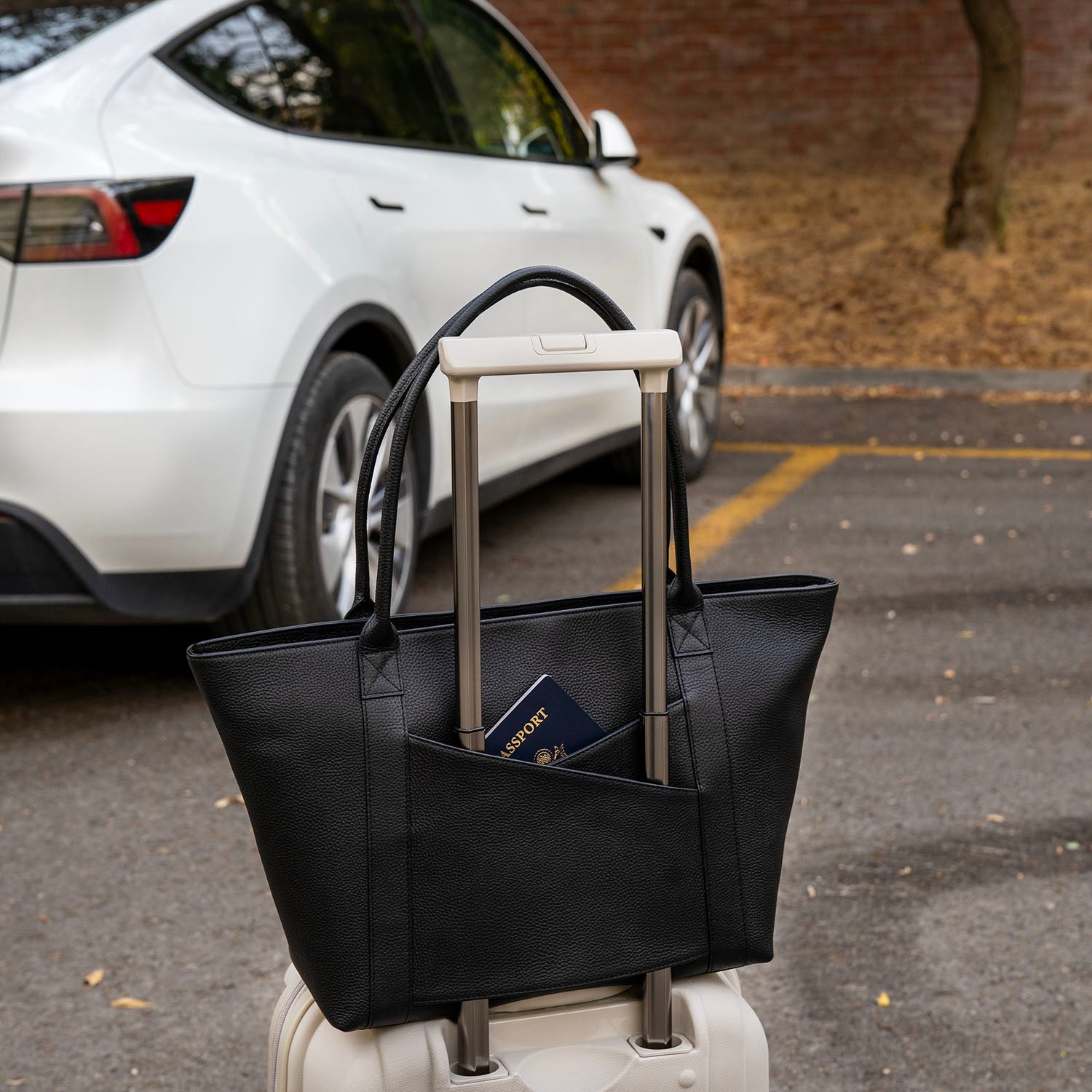 The Leathere New York Tote - Black